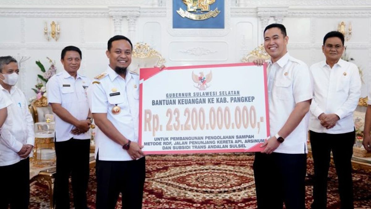 南苏拉威西州州长向庞克普移交232亿印尼盾财政援助