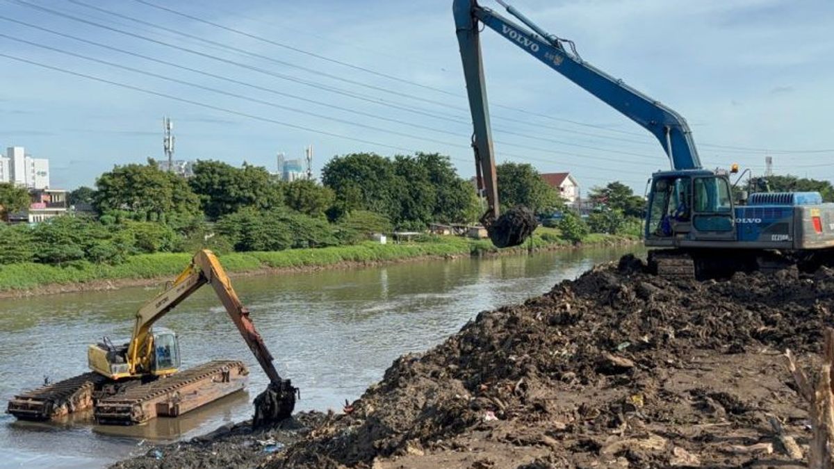 DKI Keruk 205 Thousand Cubic Meters of Lumpur in Dams and Rivers to Increase Capacity