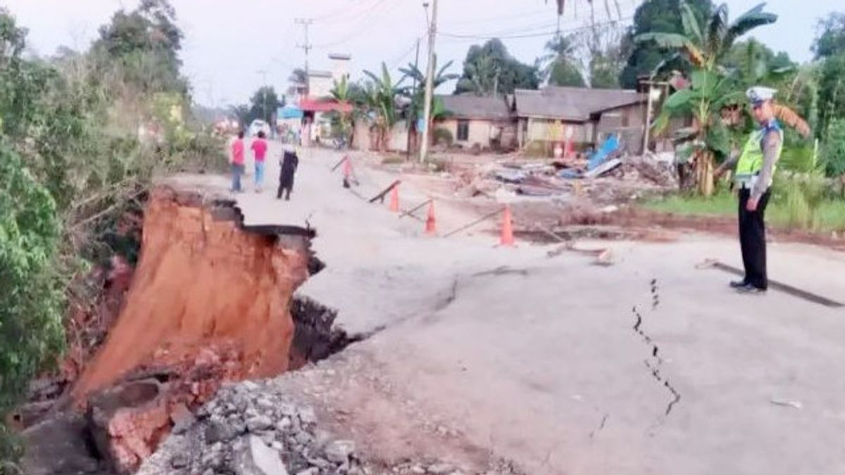 Ada Jalan Nasional di Satui yang Ambles, Polisi Siaga 24 Jam Penuh