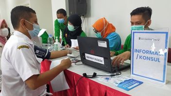 Thousands Of Teachers In Surabaya Undergo COVID-19 Vaccination