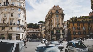 经过18年的等待,罗马终于在交通危机中获得了数千辆新出租车。