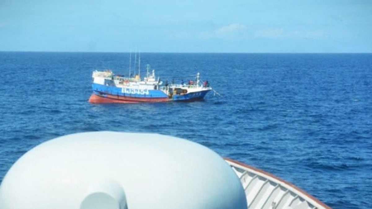 قارب الصيد في تايوان في شمال ناتونا البحر يهرب كما يتم القبض عليه من قبل البحرية