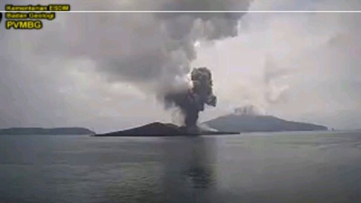Gunung Anak Krakatau Kembali Erupsi Siang Ini