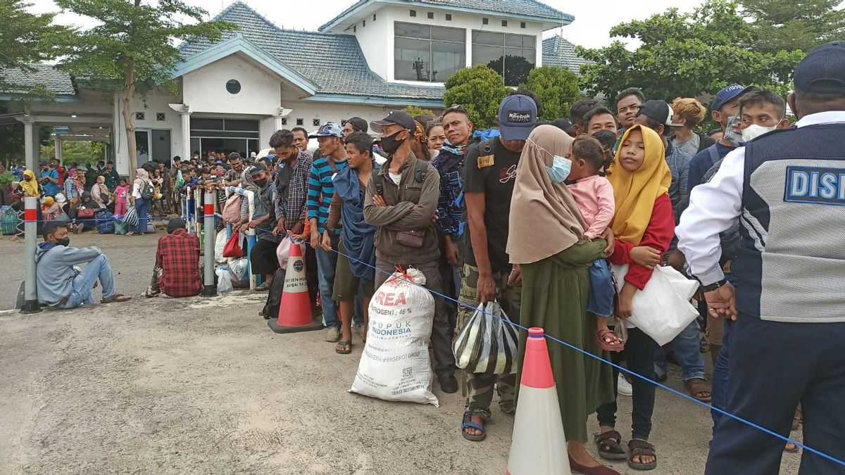 Sudah Tak Ada Lagi Syarat Antigen, Ratusan penumpang KMP Kalibodri Berdesakan di Pelabuhan Kendal