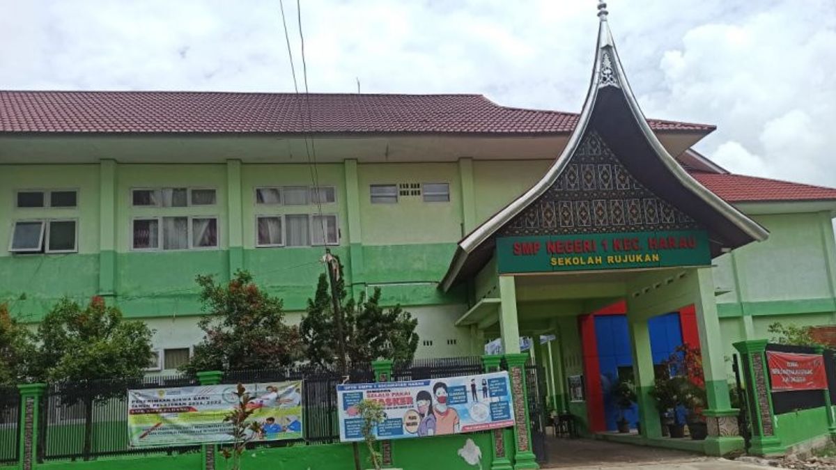 红区COVID-19，西苏门答腊利马普卢科塔的学校重新在线学习