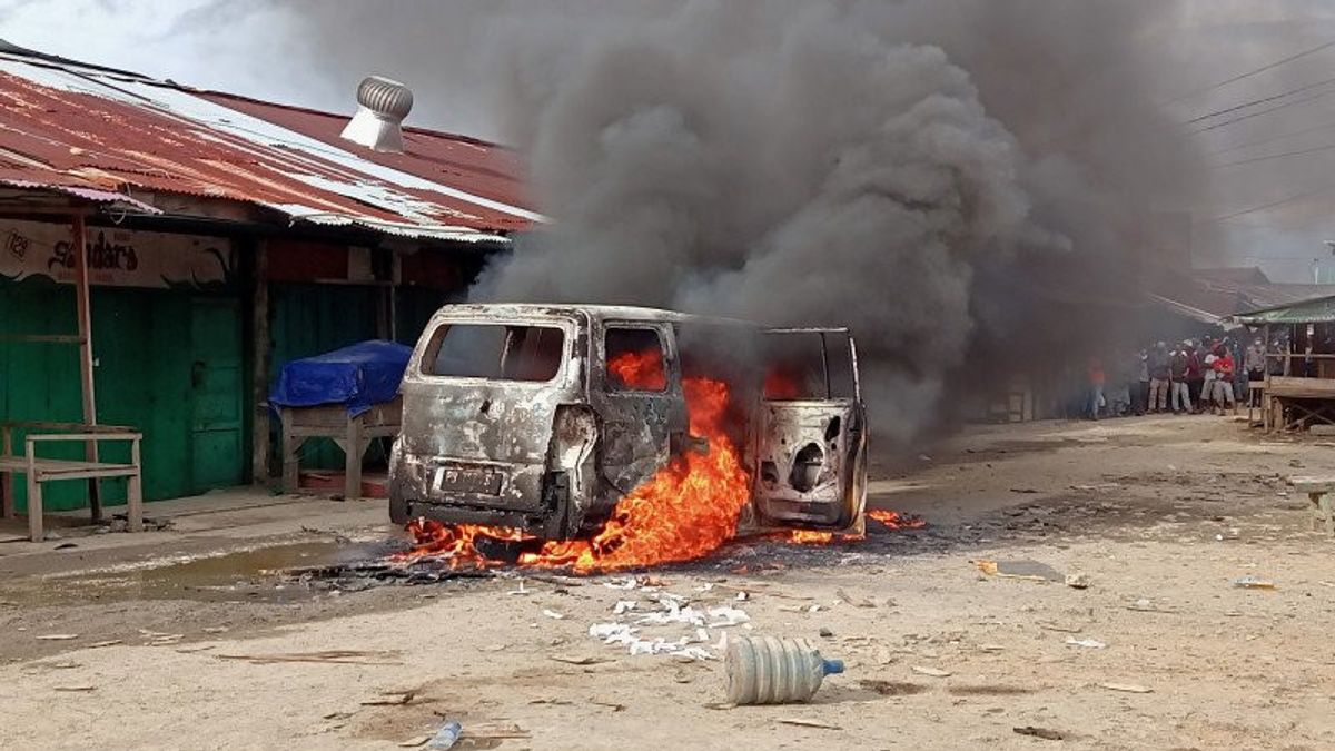 Fighting OF Residents In Sorong. One Died And One Car Was Set On Fire