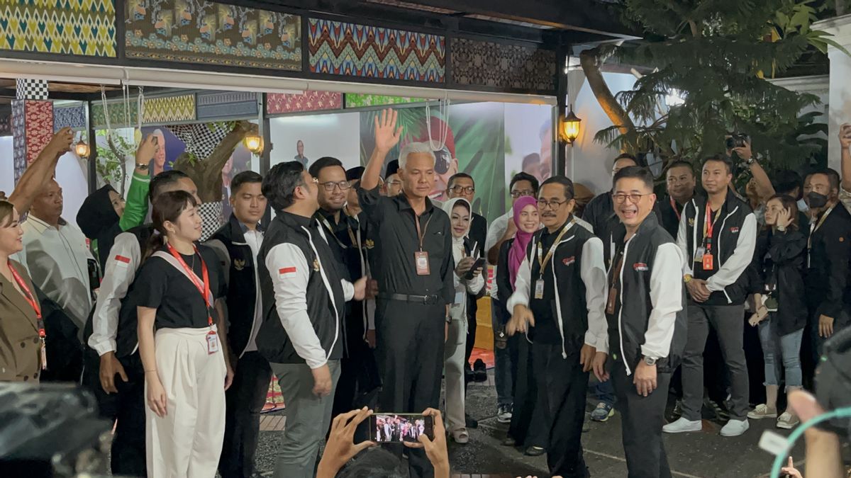 Ganjar-Mahfud Prayer Maghrib In Menteng Ahead Of Undian Number Urut At KPU