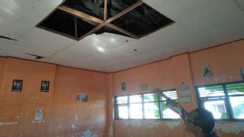 3 فصول دراسية في SDN Beleka Central Lombok تضررت بشدة ، وأجبر الطلاب على الدراسة في المكتبة