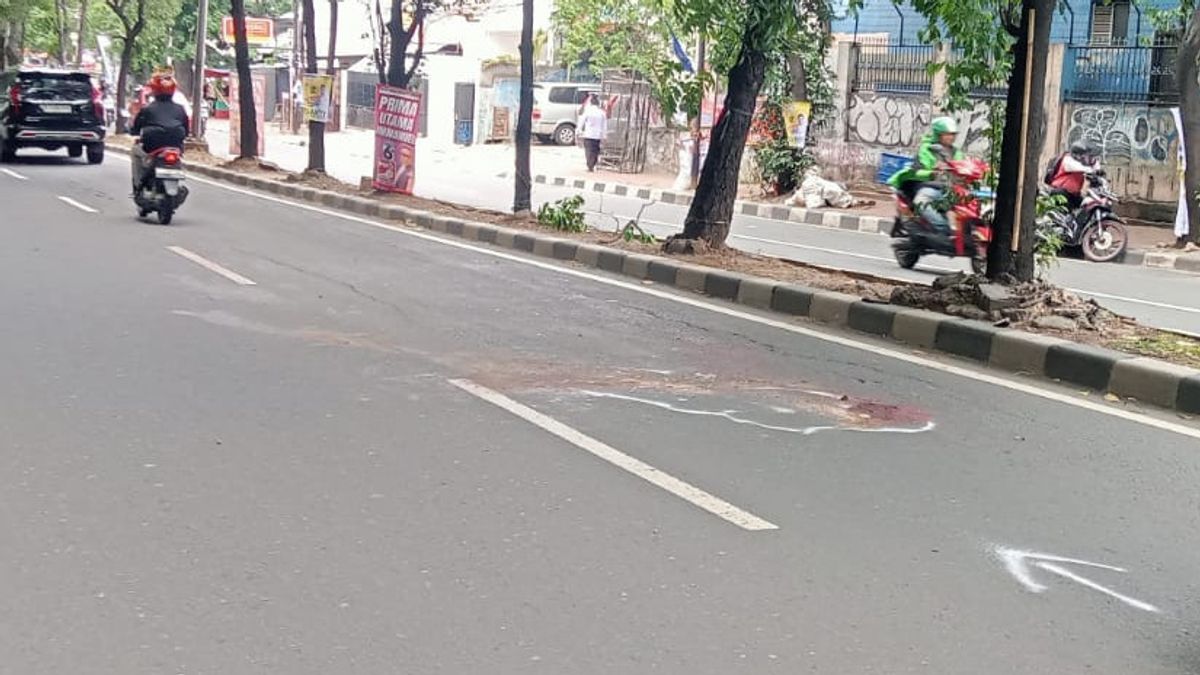 Alors qu’il montrait sur une moto, Pasutri a été tué par un camion Fuso sur la rue Ring Road Jakbar