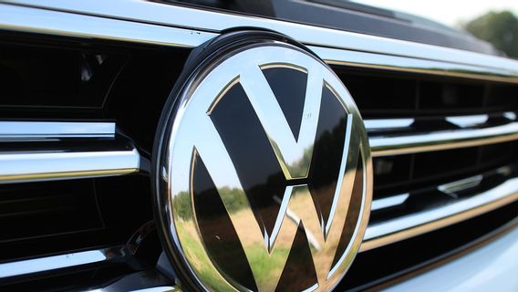 VW、パンデミックが沈静化し始めたにもかかわらず、世界のチップ不足は2022年第3四半期まで続くと予測