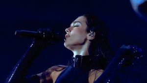Cara Mengharukan Dua Lipa Kenang Sinead O'Connor di Dublin