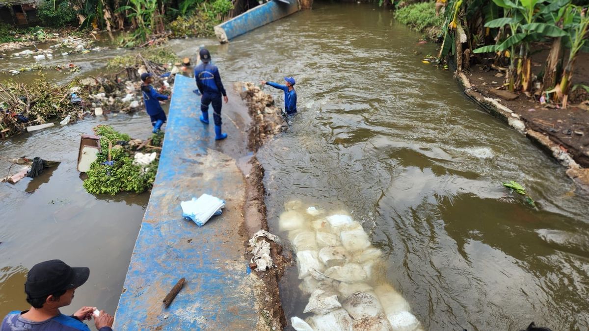 8 ジャカルタの堤防が木曜日以降に激しい雨のために崩壊し、地すべり、ここにリストがあります