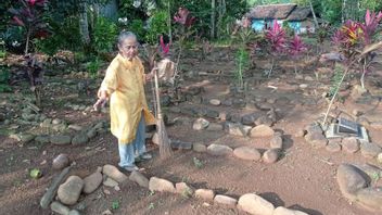 姆巴·阿斯里（Mbah Asri），一位95岁的祖母，她忠实地照顾着1883年喀拉喀托火山爆发的受害者的坟墓