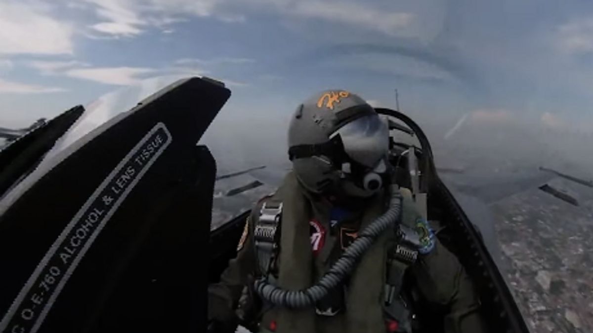 F-16はジャカルタの空にフォーメーション77を形成し、コックピットからバンバン少佐:ハッピーバースデー