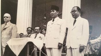1956年11月30日、今日、歴史の中で衆議院によって与えられたインドネシアの副大統領としてのモハマドハッタの辞任