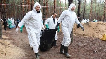 泽伦斯基总统说，他的政党在Izium找回了两个包含数百具尸体的乱葬坑。
