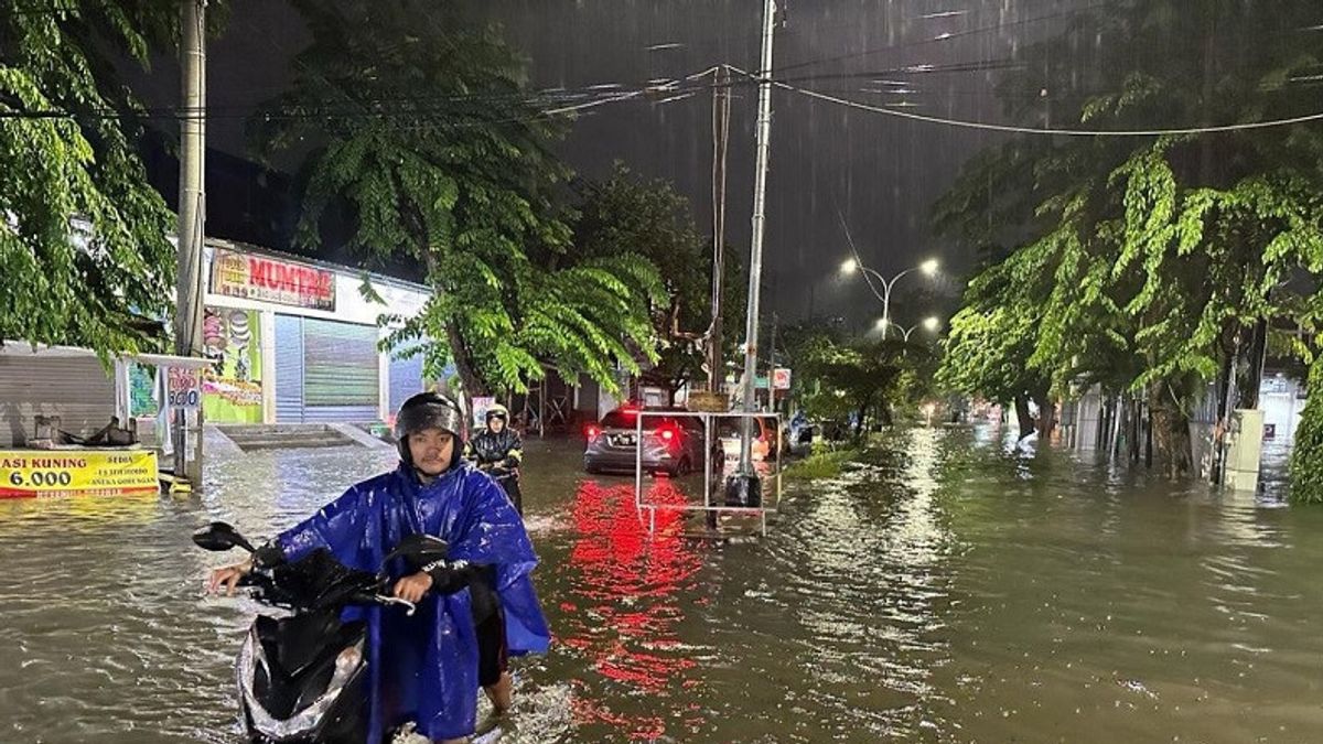 Heavy Rainfall, Flooding Submerged Several Areas of Kudus Regency