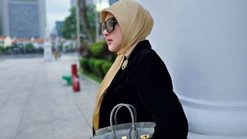 她的品牌不是 main-main,Intip 7 Portrait of Syahrini Poses with Her Luxury Bag Collection