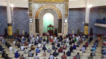 Even Though It Is Allowed By MUI, The Great Mosque Of Bandung Still Follows The West Java Provincial Government Rules Not To Close The Prayer Room