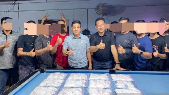 2 Perpetrators Of Smuggling 11.5 Kg Of Crystal Methamphetamine Were Ambushed By The Police While Crossing Trans Kalimantan Road