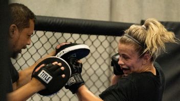 Wow, Former UFC Star Paige VanZant Gives Out Bikinis