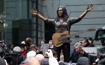 Patung Perunggu Rory Gallagher Diresmikan di Irlandia Utara