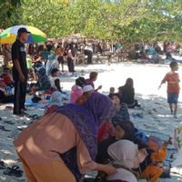 Lebaran Ketupat, Ribuan Warga Padati Pantai KEK Mandalika