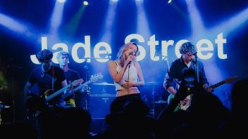 Coldplay主唱Chris Martin的女儿Apple Martin突然出现在纳什维尔的Jade Street旁边