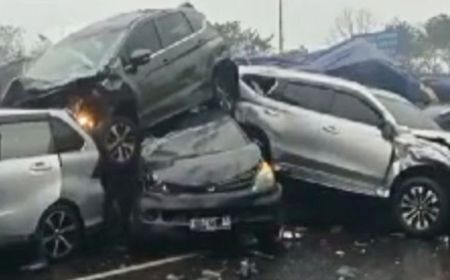 Penampakan Kecelakaan Beruntun di Tol Cipularang, Mobil Bertumpuk