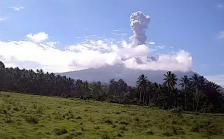 Gunung Ibu di Malut Meletus, Warga Radius 3,5 KM Diminta Waspada