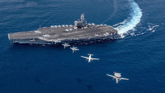  米国の軍艦と飛行機が台湾の近くに移動し、中国の警告にもかかわらず、米国の下院議長ナンシー・ペロシが訪問し続けていることを知らせますか?