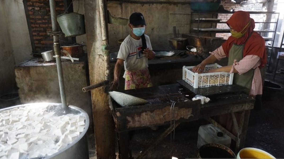 Imported Soybean Prices Skyrocket, Tofu Craftsmen In Wonosari Yogyakarta Have A Strategy, Reduce Tofu Size