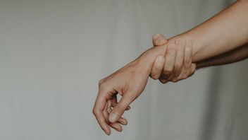 Expert on Intimacy Reveals the Secret Behind Sensual Touch: Why Do Men Need It More?