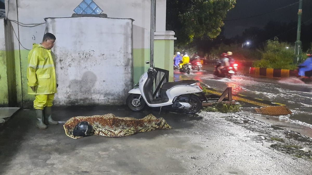 Driver Ojol Ditemukan Meninggal Dunia di PInggir Jalan Inspeksi Kalimalang Usai Melintasi Banjir