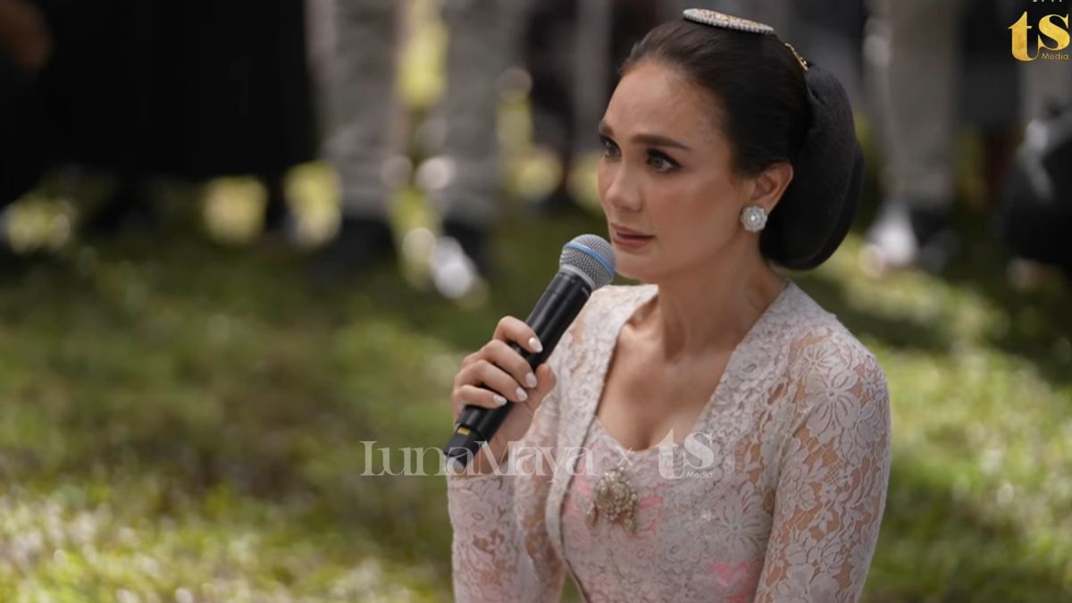 Menangis, Luna Maya Minta Restu pada Sang Ibu untuk Menikah di Momen Siraman