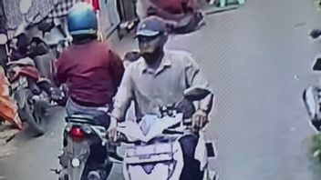 PJLP员工Sudin Pertamanan Jaksel在作为Ojol司机的零工中丢失了摩托车