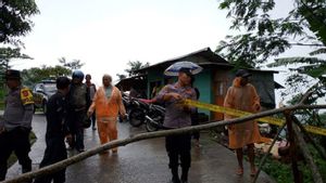 Peundeuy-Cibalong Garut Main Road上的山体滑坡,公共交通工具可以使用Girimukti-Banjarwangi Alternative