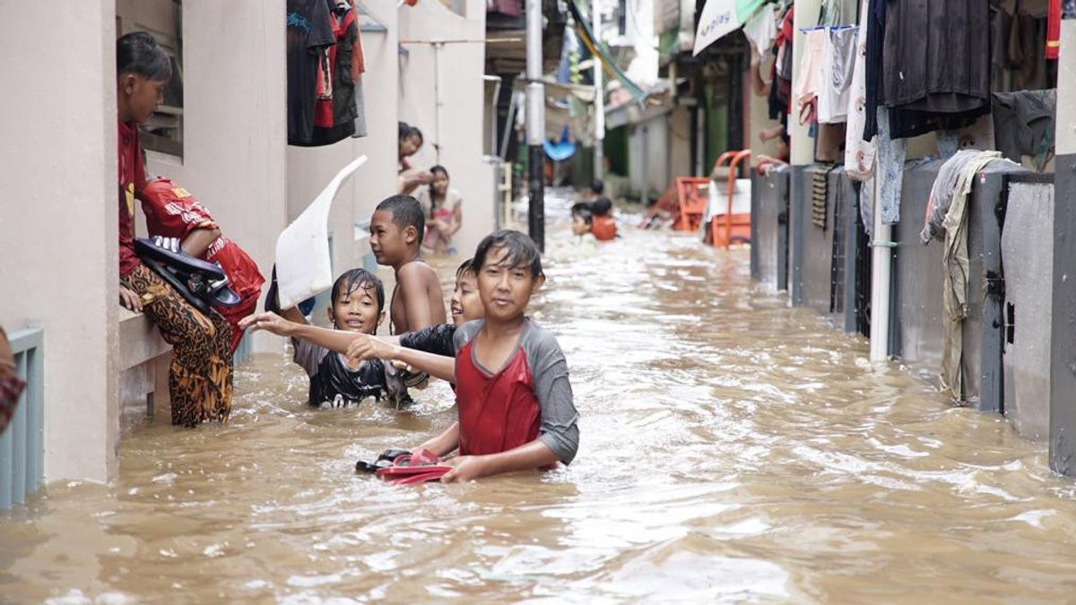 الفيضانات تغرق جاكرتا ، الأكاديميون يذكرون التصوير الذاتي لأنيس في سيبينانغ: غطرسته ترد على الفور بالطبيعة