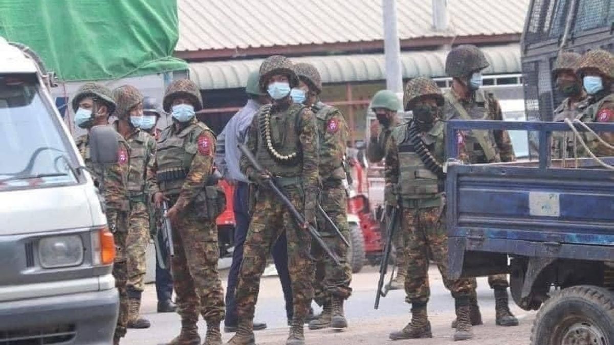 Supporter Have Armed from Myanmar Military And Attack Protesters In Yangon