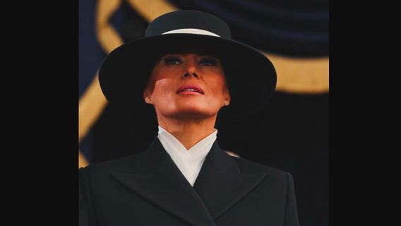 Melania Trump Poses Like A Model At The Inauguration Event, This Is The Response Of Body Language Experts
