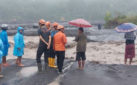 Banjir Lahar Dingin Semeru Terjang Sejumlah Jembatan di Lumajang