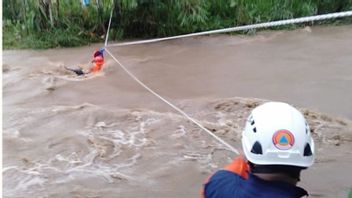 钓鱼者被困在Lekso Blitar河中，在洪流中被绳索救出的警察