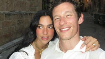 Callum Turner Ungkap Pertemuan Pertama dengan Dua Lipa, Baca Buku yang Sama