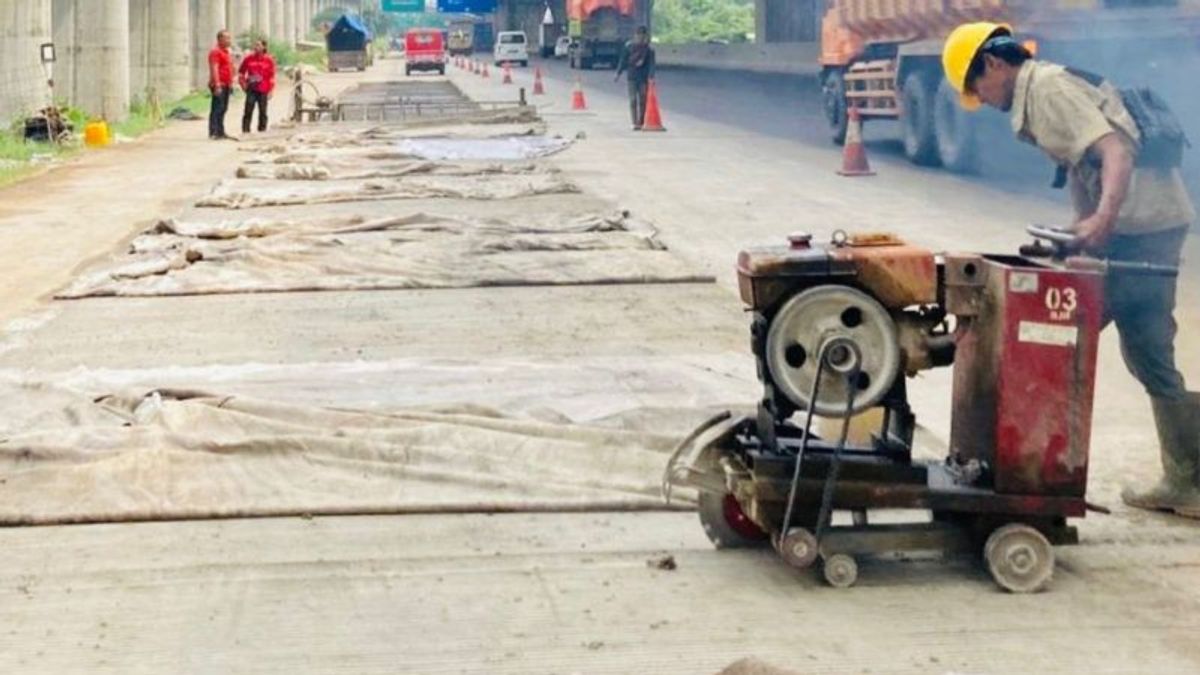 ar sur la route à péage Jakarta-Cikampek, ne paniquez pas : la voie reste ouverte 2 directions