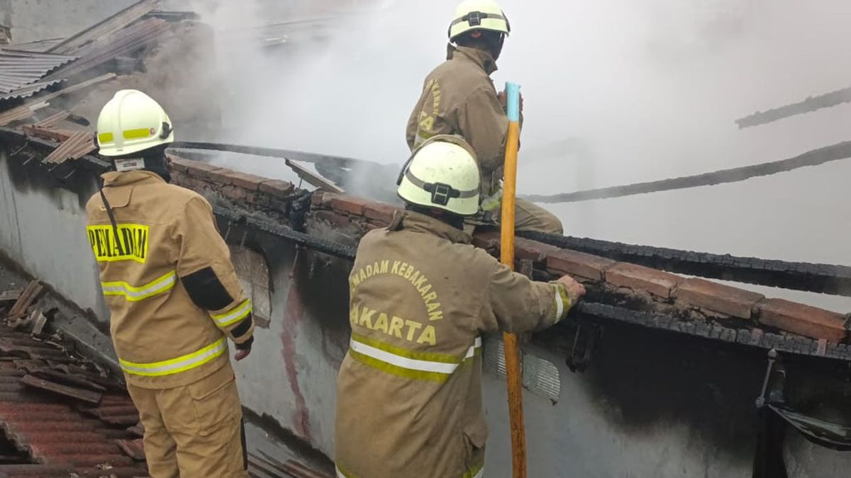 Gegara Puntung Rokok, Lapak Bensin Eceran di Jatinegara Terbakar, Dua Orang Terluka