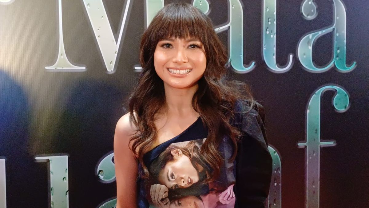 آشا سبترياسا تخيل ابنتها أثناء دالامي دور التنقل الديني والعلاقات السامة الطبية