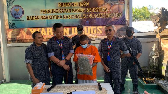 1kgのマリファナパッケージを受け取り、バリ島のサーフトレーナーがBNNに逮捕されたメダンシンジケートネットワークの容疑者