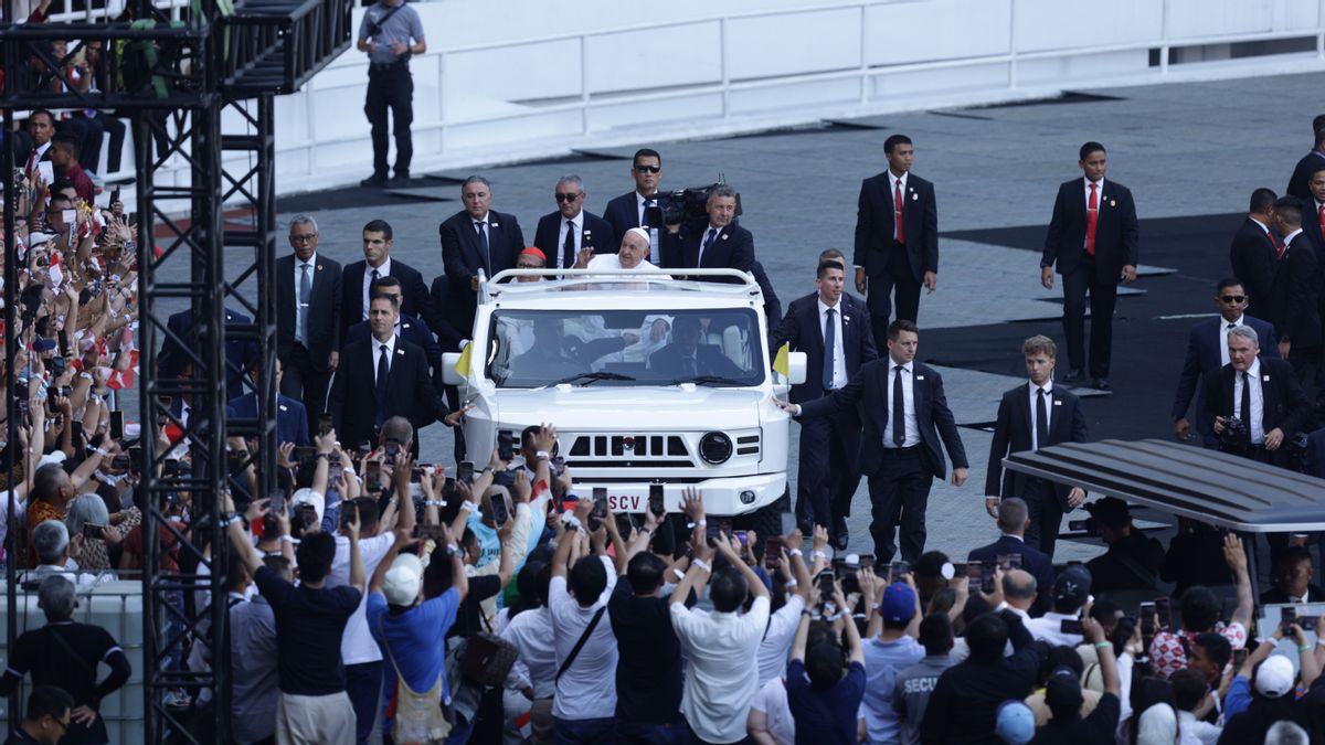 Before Pope Francis' Mass, The Weather Was Consistent At Gelora Bung Karno