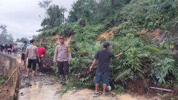 Longsor Tutup Satu-satunya Jalan Perbatasan RI-Malaysia di Sambas Kalbar