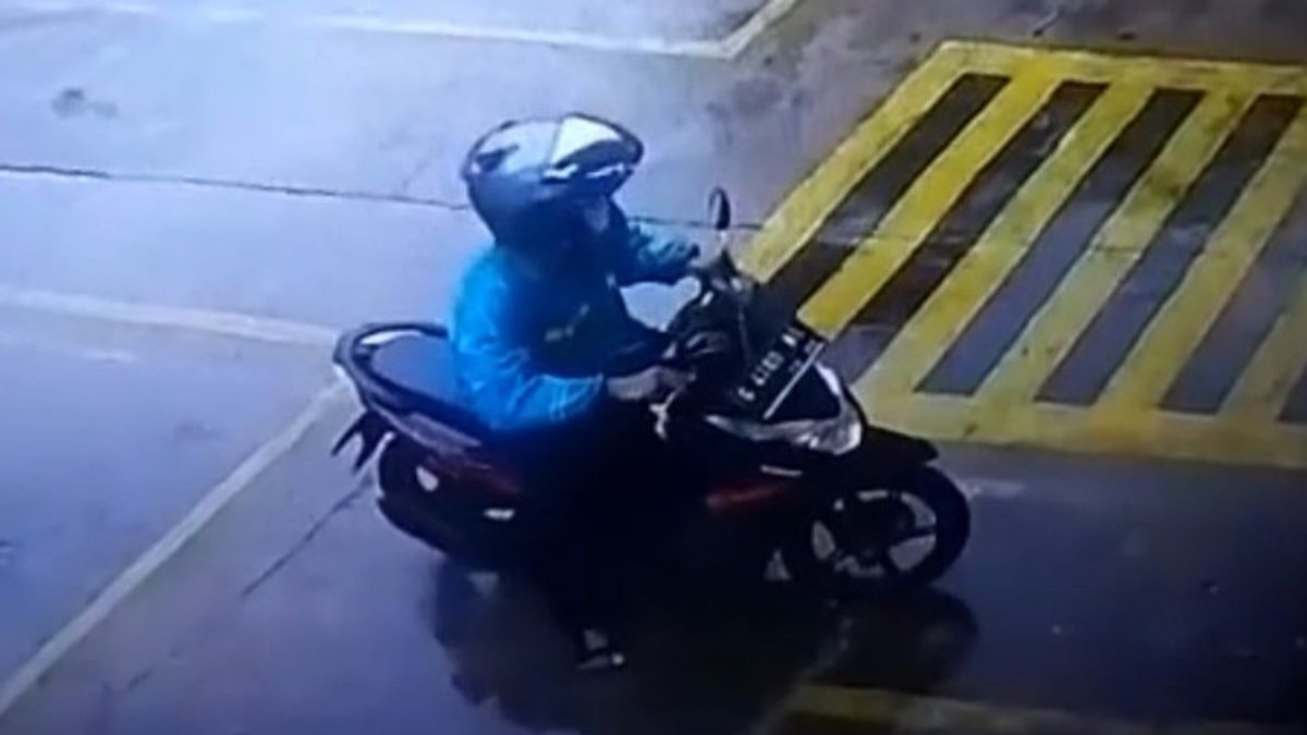 道路被雨遗弃，两个小偷拿走了阿尔法马特员工的摩托车 